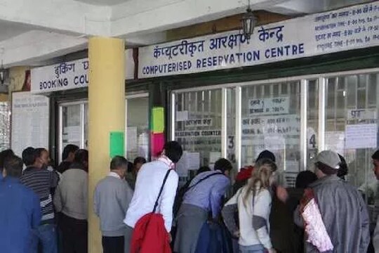 रेल्वेचं तिकीट कन्फर्म झालं नाही तर विमानाने करा प्रवास, ही कंपनी देणार ऑफर
