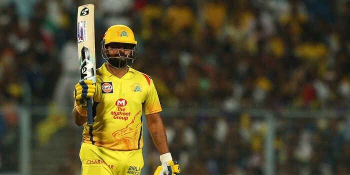 धोनीबरोबरच चेन्नईसोबत आपल्या करिअरची सुरुवात केली होती सुरेश रैनानं. आयपीएलचा रनमशीन म्हणून रैनाची विशेष ओळख आहे. मात्र रैनाने 2018नंतर एकही एकदिवसीय आणि 2015नंतर कसोटी सामना खेळलेला नाही. रैना फक्त आयपीएल खेळताना दिसतो. त्यामुळं रैनाही सर्व फॉरमॅटमधून निवृत्ती घेऊ शकतो. 