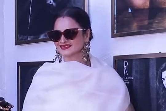 ‘बापरे! हा तर डेंजर झोन’ असं म्हणून पळत सुटल्या रेखा, पाहा VIDEO