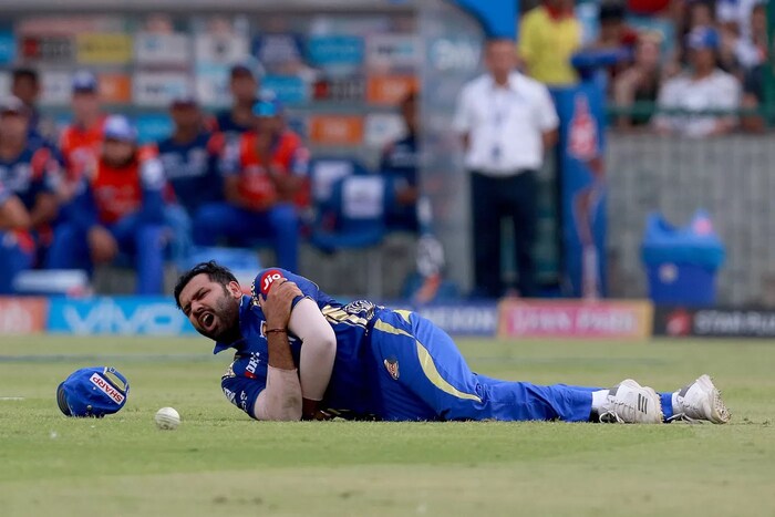 मुंबई इंडियन्सचे प्रमुख खेळाडू म्हणजे कर्णधार रोहित शर्मा, जसप्रीत बुमराह आणि हार्दिक पांड्या सध्या दुखापतीमुळे त्रस्त आहेत. बुमराहनं टीम इंडियात कमबॅक केला असला तरी त्याला विशेष चांगली कामगिरी करता आली नाही. तर, रोहित शर्मा आणि हार्दिक पांड्या संघाबाहेर आहेत. 