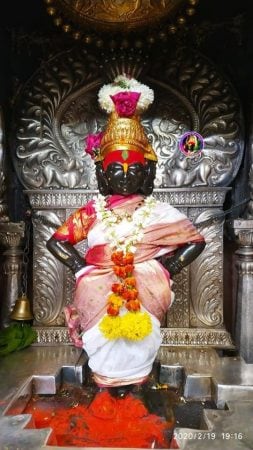 पांढऱ्या रंगाची साडी रुक्मिणीला परिधान केली आहे. विठ्ठल आणि रुक्मिणीचं हे रुप पाहून आपल्या दिवसाची सुरुवात प्रसन्न होते. पांढऱ्या रंगाची साडी रुक्मिणीला परिधान केली आहे. विठ्ठल आणि रुक्मिणीचं हे रुप पाहून आपल्या दिवसाची सुरुवात प्रसन्न होते.