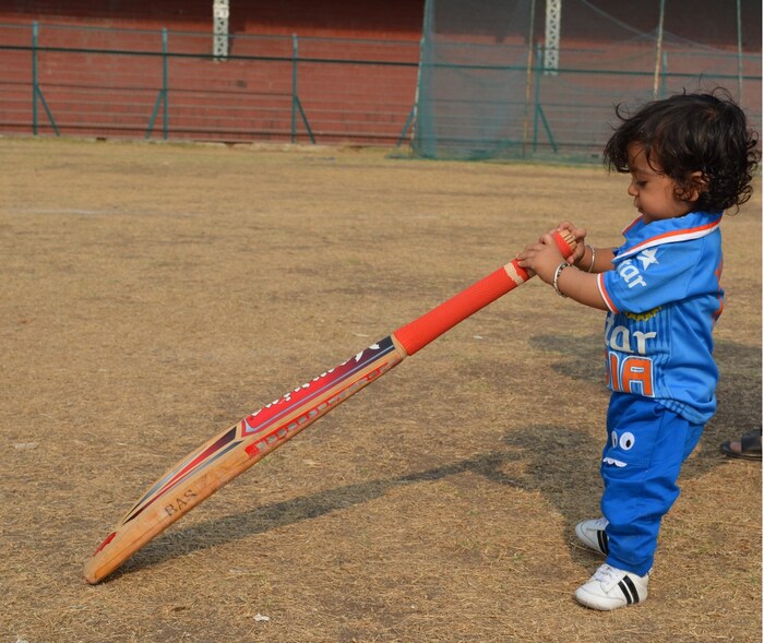 सचिनने या चिमुरड्याचे फोटो शेअर करताना क्रिकेट खेळण्यासाठी वय नसते, असे कॅप्शन सचिनने दिले आहे. 