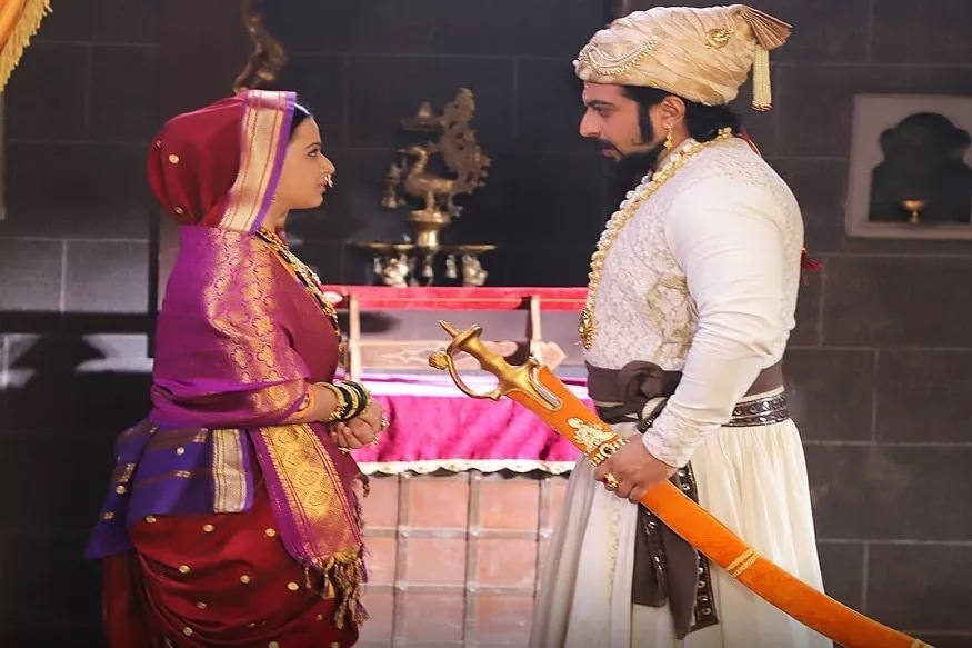 झी मराठीची लोकप्रिय मालिका 'स्वराज्य रक्षक संभाजी' आता हळूहळू शेवटाकडे वळत आहे. औरंगजेबाचा सरदार मुकर्रबखान संभाजी महाराजांना पकडून आणण्याचं वचन बादशहाला देतो आणि तशी सर्व तयारीही त्यानं केली आहे. ही मालिका या आठवड्यात चौथ्या स्थानावर आहे. झी मराठीची लोकप्रिय मालिका 'स्वराज्य रक्षक संभाजी' आता हळूहळू शेवटाकडे वळत आहे. औरंगजेबाचा सरदार मुकर्रबखान संभाजी महाराजांना पकडून आणण्याचं वचन बादशहाला देतो आणि तशी सर्व तयारीही त्यानं केली आहे. ही मालिका या आठवड्यात चौथ्या स्थानावर आहे.