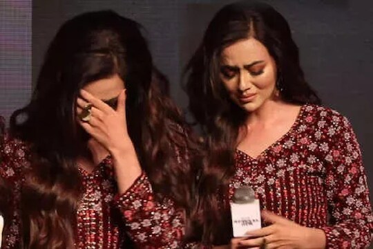 ब्रेकअपनंतर सर्वांसमोर स्टेजवर ढसाढसा रडली अभिनेत्री, सोशल मीडियावर Video Viral