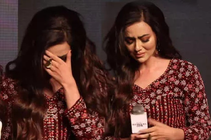 ब्रेकअपनंतर सर्वांसमोर स्टेजवर ढसाढसा रडली अभिनेत्री, सोशल मीडियावर Video Viral