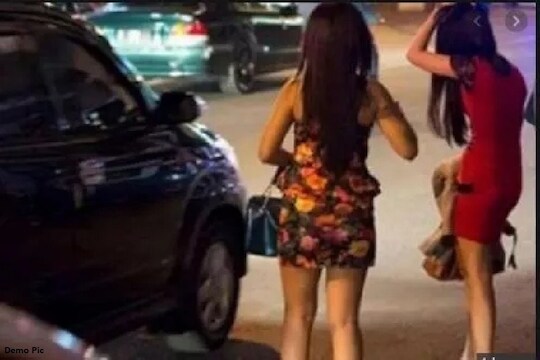 कोरोनाच्या महामारीमुळे देशात सध्या लॉकडाऊन सुरू आहे. असात वेश्या व्यवसायाच्या एक खळबळजनक प्रकार समोर आला आहे. पोलिसांनी 3 महिलांसह 10 जणांना या प्रकरणात अटक केली आहे. 
