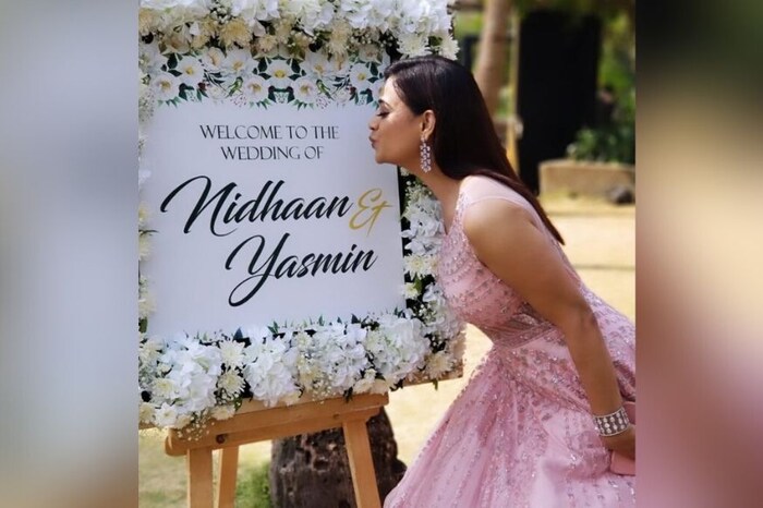 टीव्ही मालिका मेरे डॅड की दुल्हन मधील हटके भूमिका आणि हम तुम और देम या वेब सीरिज मधील बोल्ड अवतार यामुळे चर्चेत आलेली अभिनेत्री श्वेता तिवारी पुन्हा एकदा भावाच्या लग्नातील तिच्या फोटोंमुळे चर्चेत आली आहे.