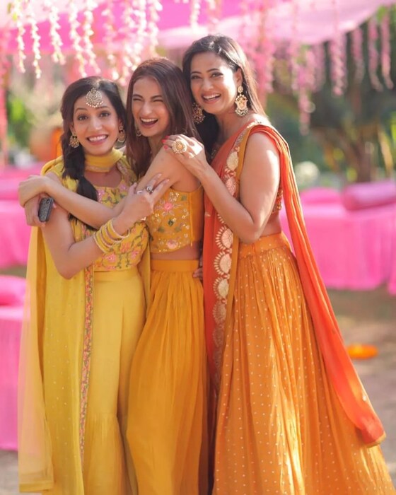 श्वेता तिवारी नेहमीच तिच्या खासगी आयुष्यामुळे चर्चेत राहीली आहे. पण सध्या ती तिच्या भावाचं लग्न एन्जॉय करत आहे. 