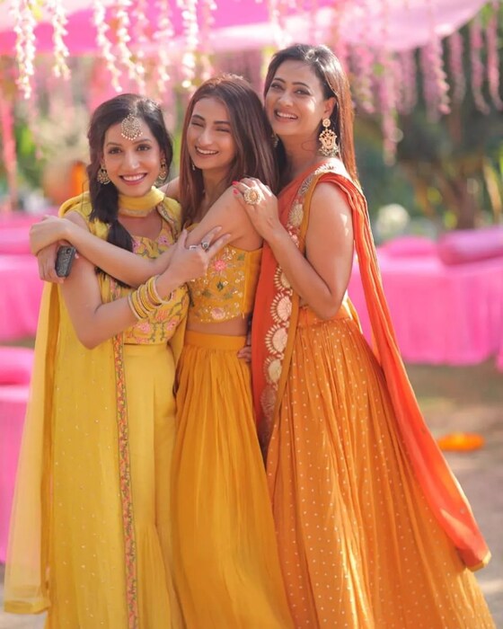  भावाच्या हळदी सेरेमनीचे काही फोटो श्वेतानं तिच्या इन्स्टाग्रामवर शेअर केले आहेत ज्यात ती पिवळ्या रंगाच्या लेहंग्यात दिसली. यावेळी तिची मुलगी सुद्धा तिच्यासोबत होती. मात्र लुकच्या बाबतीत श्वेता तिच्या मुलीवरच भारी पडताना दिसली. 