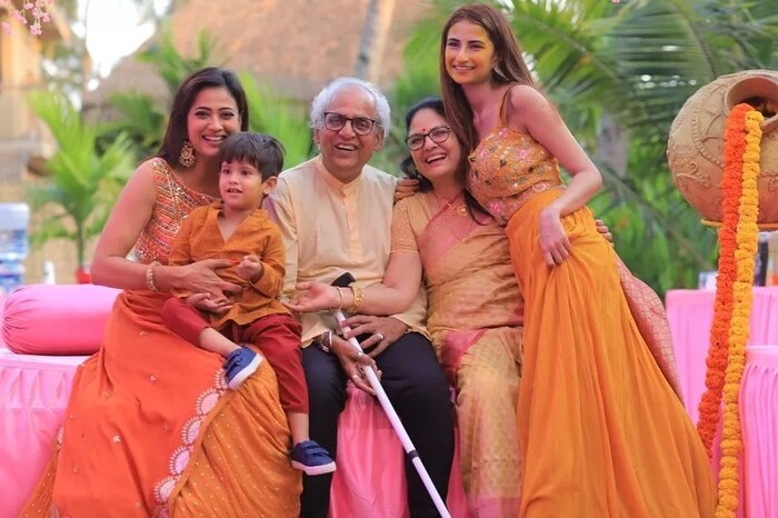 श्वेता तिवारी तिच्या पलक तिवारी आणि रेयांश कोहली या दोन्ही मुलांसोबत तिच्या कुटुंबासोबत या सेरेमनीचा आनंद घेताना दिसली. तिने हे फोटो तिच्या इन्स्टाग्रामवर शेअर केले आहेत. 