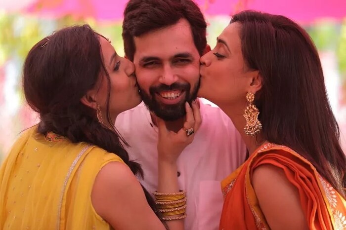  एका फोटोमध्ये श्वेता आणि तिची होणारी वहिनी भाऊ निधान तिवारीला किस करताना दिसत आहे. या फोटोला श्वेतानं कुटुंब असं कॅप्शन दिलं आहे. 