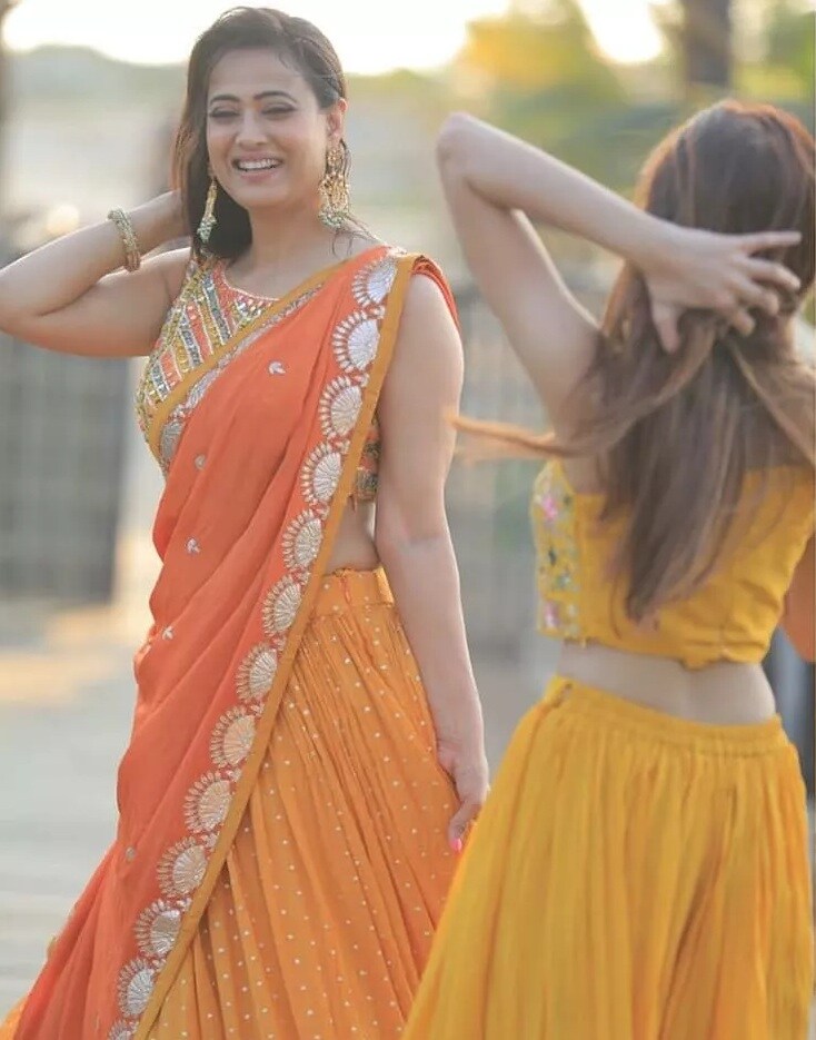 याशिवाय श्वेताच्या फॅनपेजवरही तिचे अनेक फोटो शेअर करण्यात आले आहेत. ज्यात ती हे फंक्शन एन्जॉय करताना दिसत आहे. याशिवाय श्वेताच्या फॅनपेजवरही तिचे अनेक फोटो शेअर करण्यात आले आहेत. ज्यात ती हे फंक्शन एन्जॉय करताना दिसत आहे.