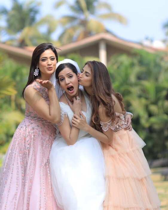 भावाच्या लग्नाचे काही फोटो श्वेतानं तिच्या इन्स्टाग्रामवर शेअर केले आहेत. यावेळी तिची मुलगी सुद्धा तिच्यासोबत होती. मात्र लुकच्या बाबतीत श्वेता तिच्या मुलीवरच भारी पडताना दिसली.