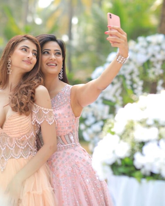 पलक ही श्वेता आणि तिचा पहिला पती राजा चौधरी यांची मुलगी आहे. पलक ग्लॅमर दुनियेपासून दूर असली तरीही सोशल मीडियावर मात्र तिच्या फोटोंची चर्चा नेहमीच असते. 