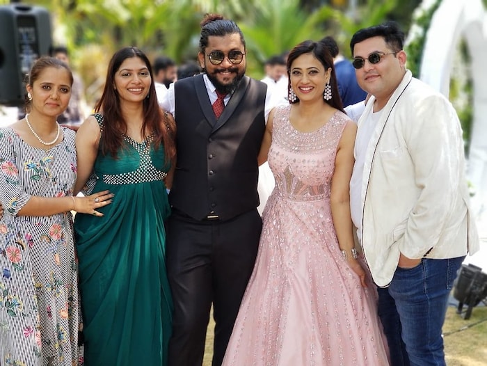 श्वेतानं तिच्या फ्रेंड्ससोबतचे काही फोटो शेअर करत त्याला 'बाराती' असं कॅप्शन दिलं आहे. 