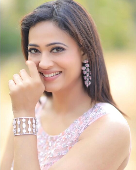 लग्नातील सर्वाच फोटोंमध्ये खूप सुंदर आणि ग्लॅमरस दिसत आहे. याआधी तिनं भावाच्या हळदीचे काही फोटो सुद्धा तिच्या सोशल मीडियावर शेअर केले होते.  