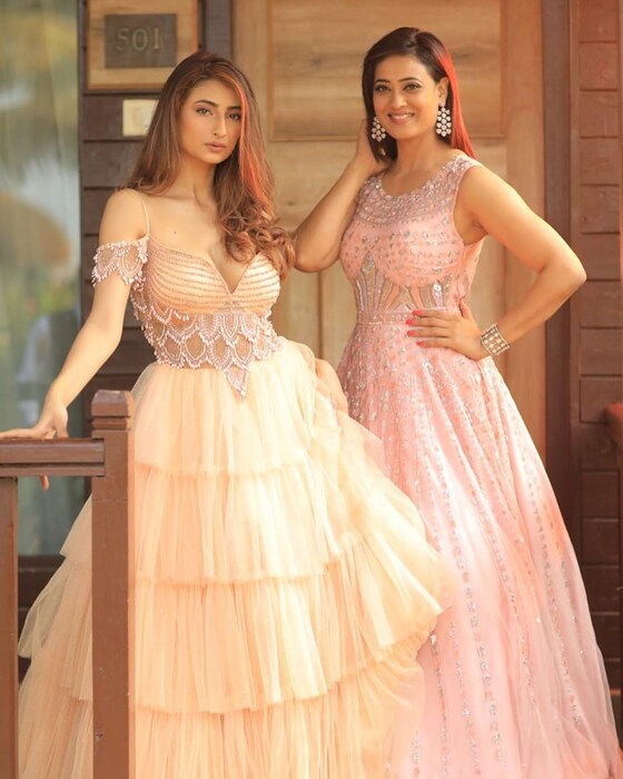 श्वेताच्या मुलीनं मात्र पारंपारिक लेहंग्याला प्राधान्य दिलं. तिनं आपल्या मामाच्या लग्नात पिच कलरचा लेहंगा घातला होता. संपूर्ण लग्नात दोघी माय-लेकींवर सर्वांच्या नजरा खिळल्या होत्या. 