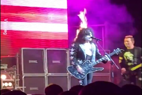 VIDEO: फटाक्यांमुळे स्टेजवर गायकाच्या केसाला लागली आग, पण झालं असं की सगळ्यांनी केलं पॉप सिंगरचं कौतुक