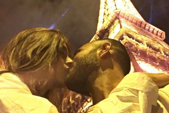 लव्ह इज इन दि एअर! Valentine's day ला अभिनेत्रीनं शेअर केला Liplock Kiss चा फोटो