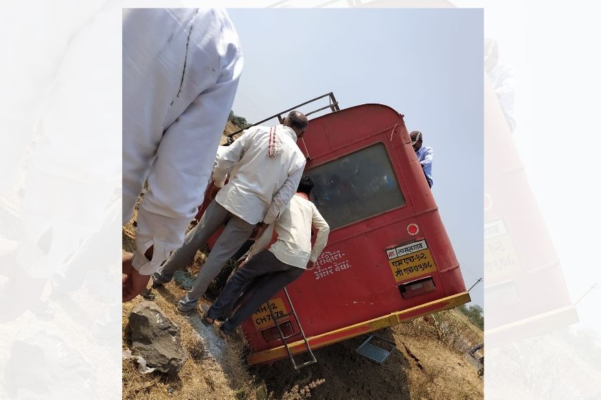 ST बस थेट नाल्यात जाऊन धडकली, चालकाचे नियंत्रण सुटल्याने भीषण अपघात