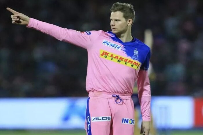 ऑस्ट्रेलियाचा दिग्गज खेळाडू स्टीव्ह स्मिथ आयपीएलमध्ये पहिल्यांदा 2010 मध्ये आरसीबीकडून खेळला. त्यानंतर आतापर्यंत चार संघाकडून स्मिथ आयपीएलमध्ये उतरला. यंदा राजस्थानने त्याला 12 कोटी मोजून संघात घेतलं आहे.