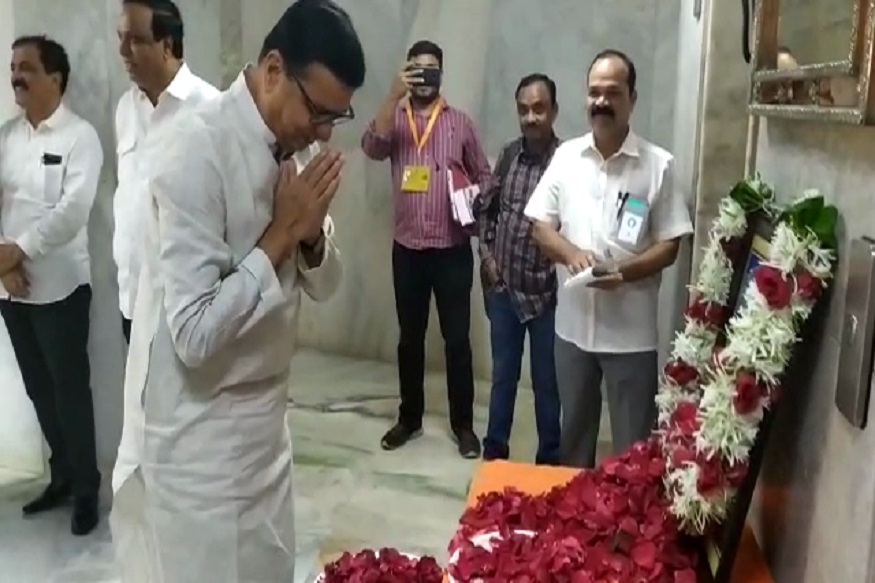 अजित पवार म्हणतात, सावकरांचं योगदान नाकारू नका; तर काँग्रेसच्या मंत्र्यांचं अभिवादन