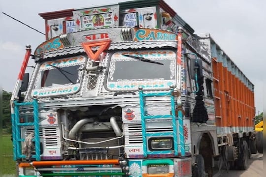 VIDEO : ट्रकचालकाच्या हॉर्नमधून ऐकू आली ‘ही’ धून, लोकांनी भररस्त्यात थांबवत म्हटलं 'फिरसे बजाओ...'