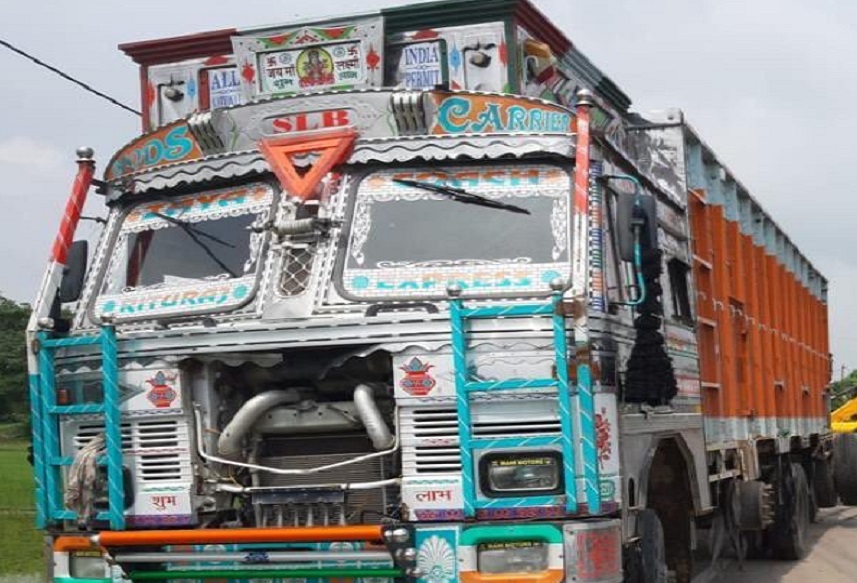 VIDEO : ट्रकचालकाच्या हॉर्नमधून ऐकू आली ‘ही’ धून, लोकांनी भररस्त्यात थांबवत म्हटलं 'फिरसे बजाओ...'