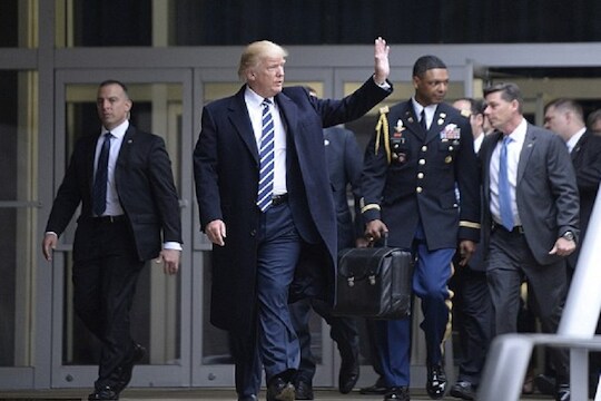 Trump 2020 : अमेरिकेच्या राष्ट्राध्यक्षांसोबत असतो 'फुटबॉल', क्षणात करू शकतात जगाचा विध्वंस