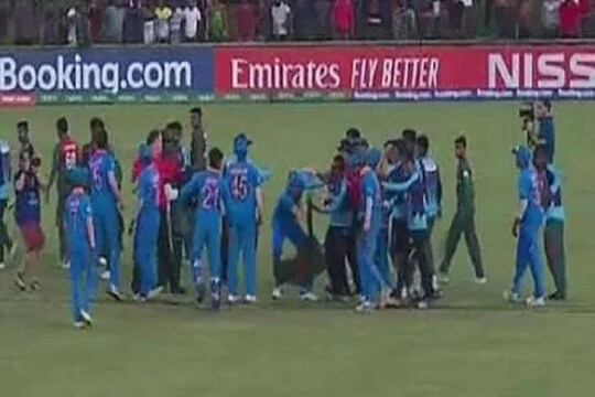 VIDEO : भारतीय खेळाडूंना मारण्यासाठी बॅट घेऊन मैदानात आला होता बांगलादेशी खेळाडू आणि...