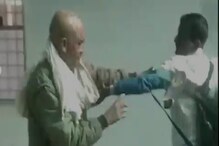 VIDEO : मद्यधुंद शिपायानं अधिकाऱ्याला झोडपलं, 12 सेकंदात चपलेनं मारलं 6 वेळा VIDEO : मद्यधुंद शिपायानं अधिकाऱ्याला झोडपलं, 12 सेकंदात चपलेनं मारलं 6 वेळा