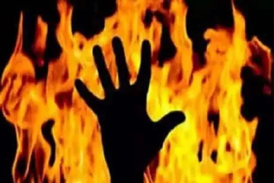 प्रेम नाही तर काही नाही! लग्न मोडलं म्हणून तरुणीने प्रियकरासमोरच स्वत:ला जिवंत पेटवलं