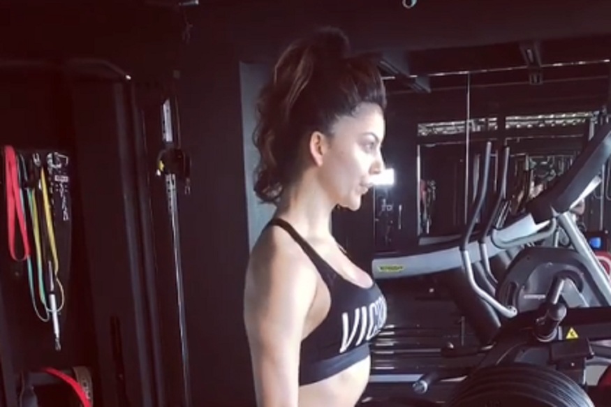उर्वशी रौतेलानं जिममध्ये उचललं 120 किलोचं वजन, सोशल मीडियावर VIDEO VIRAL