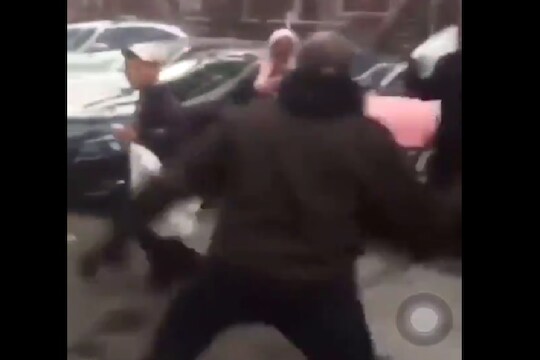 निर्दयीपणाचा कळस, कचरा गोळा करणाऱ्या तरुणाला बेदम मारहाण, VIDEO VIRAL