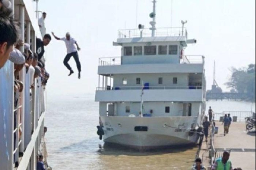 60 वर्षांचा सुपरहिरो! महिलेला वाचवण्यासाठी 40 फूट उंचीवरून मारली उडी आणि...