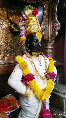 पंढरपुरातील विठुरायाच्या दर्शनाला जाणं प्रत्येक भाविकासाठी शक्य नसतं. आपण घरबसल्या विठुरायाचं हे रुप पाहू शकता. पंढरपुरातील विठुरायाच्या दर्शनाला जाणं प्रत्येक भाविकासाठी शक्य नसतं. आपण घरबसल्या विठुरायाचं हे रुप पाहू शकता.