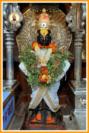 श्री विठ्ठल रुक्मिणी दर्शन- पंढपुरातील विठुरायाच्या दर्शनाला सर्वांनाच जाण शक्य नसतं. अशावेळी आपण घरबसल्याही एका क्लिकवर त्याचं दर्शन घेऊ शकतो आणि मनोमन प्रार्थना करू शकतो. श्री विठ्ठल रुक्मिणी दर्शन- पंढपुरातील विठुरायाच्या दर्शनाला सर्वांनाच जाण शक्य नसतं. अशावेळी आपण घरबसल्याही एका क्लिकवर त्याचं दर्शन घेऊ शकतो आणि मनोमन प्रार्थना करू शकतो.