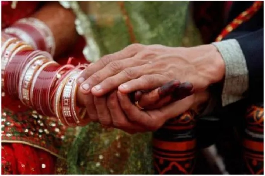 लग्नाची विचित्र गोष्ट! मायलेकी एकत्र गेल्या हनीमूनला