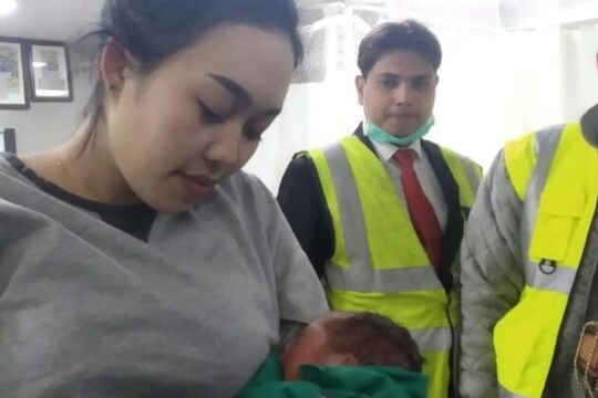 विमान 30 हजार फुटांवर असताना प्रेग्नंट महिलेला सुरू झाल्या कळा, एअर होस्टेसने केलं बाळंतपण