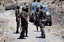 काश्मीरमध्ये दहशतवादी आणि भारतीय लष्करामध्ये चकमक, 2 अतिरेक्यांचा खात्मा