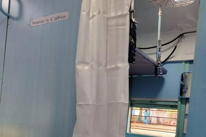 रेल्वेनं दिलेल्या माहितीनुसार कोचमध्ये अप्पर बर्थवर चढण्यासाठी असलेल्या शिड्या काढल्या आहेत. तसंच प्रत्येक केबिनमध्ये मेडिकल इक्विपमेंटसाठी बॉटल होल्डर लावण्यात आले आहेत. रेल्वेनं दिलेल्या माहितीनुसार कोचमध्ये अप्पर बर्थवर चढण्यासाठी असलेल्या शिड्या काढल्या आहेत. तसंच प्रत्येक केबिनमध्ये मेडिकल इक्विपमेंटसाठी बॉटल होल्डर लावण्यात आले आहेत.