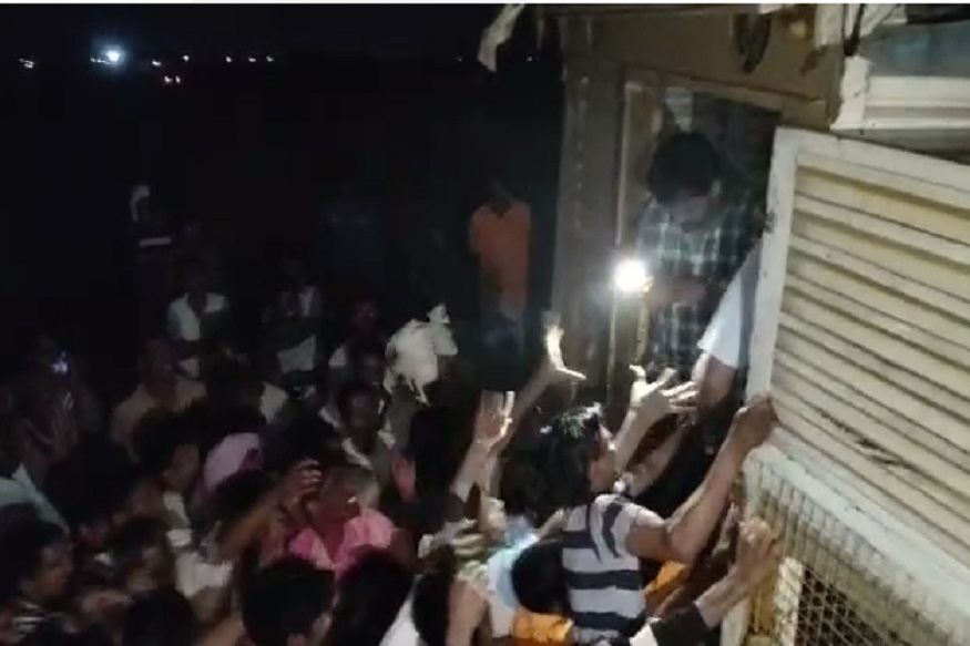 VIDEO : कोरोनाचा फटका, पोल्ट्री धारकांनी कोंबड्या फुकट वाटल्या; नागरिकांची मोठी झुंबड