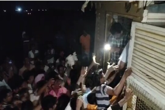 VIDEO : कोरोनाचा फटका, पोल्ट्री धारकांनी कोंबड्या फुकट वाटल्या; नागरिकांची मोठी झुंबड