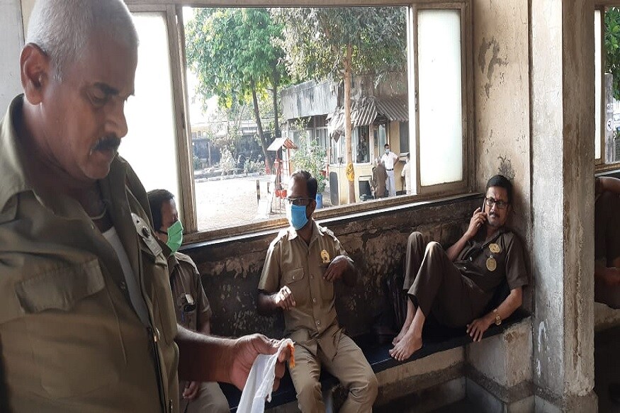 आगारात कुठल्याही वेळी अधिक कर्मचाऱ्यांची गरज लागू शकते, म्हणून अनेक जण रोज आगारात येऊ थांबत आहेत. आगारात कुठल्याही वेळी अधिक कर्मचाऱ्यांची गरज लागू शकते, म्हणून अनेक जण रोज आगारात येऊ थांबत आहेत.