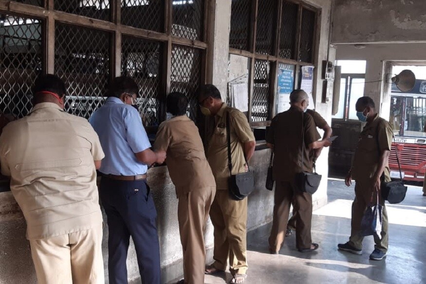 मुंबईसह महाराष्ट्रात लॉक डाउन जाहीर होऊन आता आठवडा होत आला. BEST आणि इतर बससेवा प्रवाशांसाठी बंद आहेत. मुंबईसह महाराष्ट्रात लॉक डाउन जाहीर होऊन आता आठवडा होत आला. BEST आणि इतर बससेवा प्रवाशांसाठी बंद आहेत.