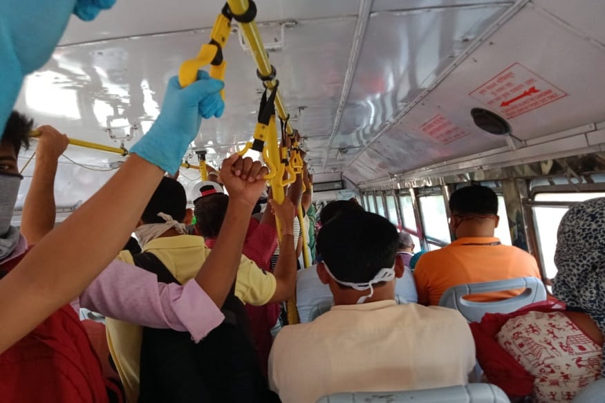 कर्मचाऱ्यांच्या सोशल डिस्टन्सिंगचं काय असे प्रश्न विचारले जात असले तरी चालक-वाहक विना तक्रार काम करत आहेत. कर्मचाऱ्यांच्या सोशल डिस्टन्सिंगचं काय असे प्रश्न विचारले जात असले तरी चालक-वाहक विना तक्रार काम करत आहेत.
