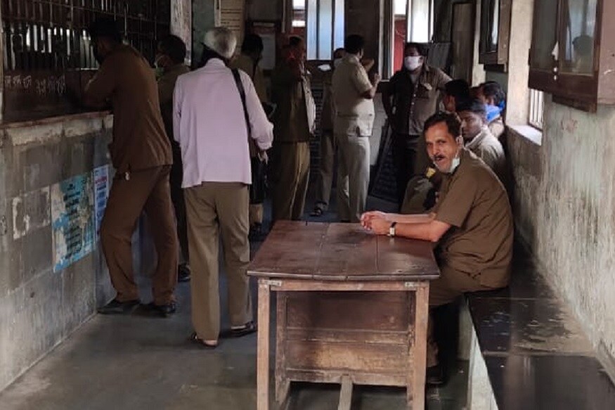एकीकडे सोशल डिस्टिन्सिंगबाबत काटेकोर नियम पाळण्याचं आवाहन सरकारी पातळीवरून होत असताना सरकारच्या अखत्यारितल्या बेस्टच्या कर्मचाऱ्यांना मात्र प्रवासाच्या वेळी सुरक्षित अंतर ठेवण्याचा पर्यायच नाही. एकीकडे सोशल डिस्टिन्सिंगबाबत काटेकोर नियम पाळण्याचं आवाहन सरकारी पातळीवरून होत असताना सरकारच्या अखत्यारितल्या बेस्टच्या कर्मचाऱ्यांना मात्र प्रवासाच्या वेळी सुरक्षित अंतर ठेवण्याचा पर्यायच नाही.