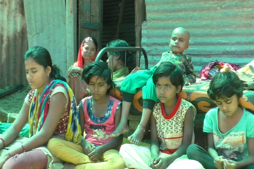 शेतकरी पतीच्या मृत्यूनंतर पत्नीनंही उचललं 'हे' पाऊल, उघड्यावर आलं कुटुंब