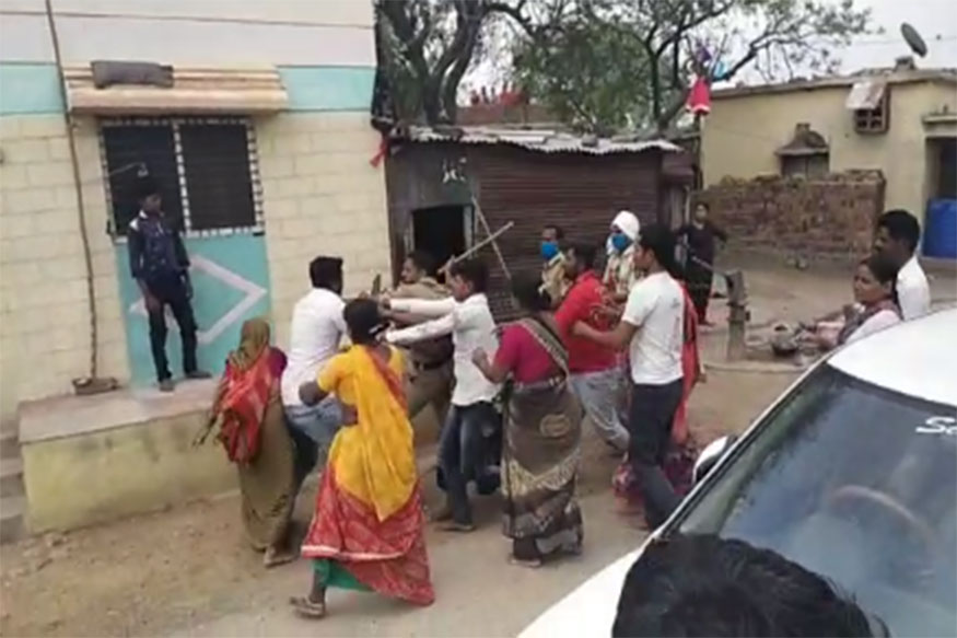 लॉकडाऊनमध्ये धुमश्चक्री, रस्त्यावर आलेल्या जमावाकडून पोलिसांवर हल्ला, 9 जणांवर गुन्हा