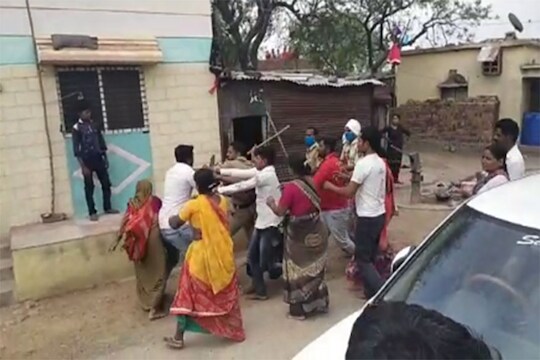 लॉकडाऊनमध्ये धुमश्चक्री, रस्त्यावर आलेल्या जमावाकडून पोलिसांवर हल्ला, 9 जणांवर गुन्हा